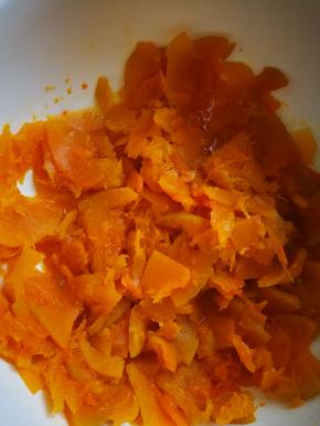 南瓜切片，微波炉转熟，压成泥，放凉备用