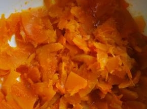 南瓜切片，微波炉转熟，压成泥，放凉备用