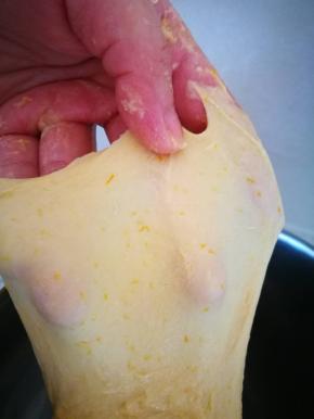 揉到面团光滑，可以拉出大片薄膜