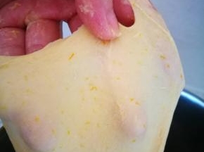 揉到面团光滑，可以拉出大片薄膜