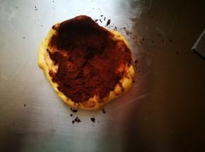 把小面团加入可可粉，可以粘点水，把面团揉匀，可可粉依照面团的颜色来适量填加