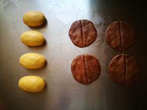 可可面团按扁，圆形一分为二