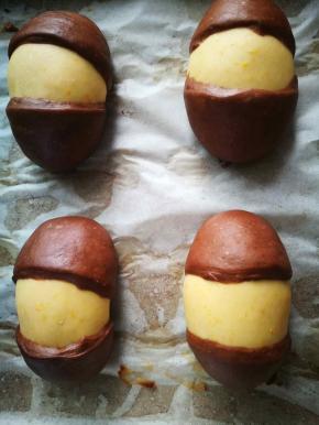 放置温暖地方发酵到2倍大，烤箱预热180度，上下火18分钟，中途注意盖锡纸，以免烤糊