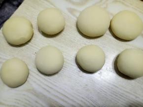 水，酵母，糖混合好后静止几分钟，然后倒入面粉和光滑后进行发酵，取出90克面絮加入少量红曲粉，分两盆发酵，室温一般60分钟左右就可以了，取出发好的面团揉好后分成8个小面团，揉圆了备用。