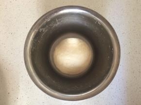 将酵母先用温水化开，加入面粉中，加入牛奶揉成光滑的面团，进行发酵