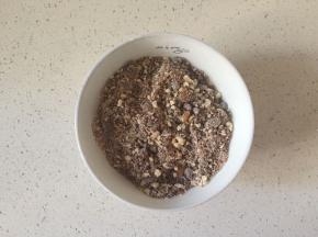 碾碎后加入红糖、全麦粉拌匀做馅料