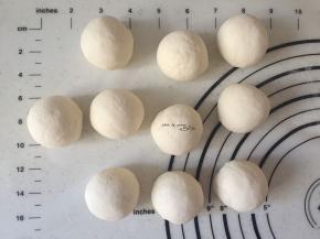 取出揉匀排气分成十个小剂子