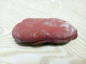 红曲面团也发酵好了