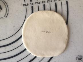 取一个擀成饺子皮大小的，不要太薄