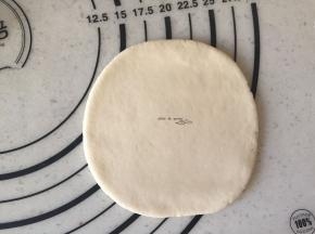 取一个擀成饺子皮大小的，不要太薄