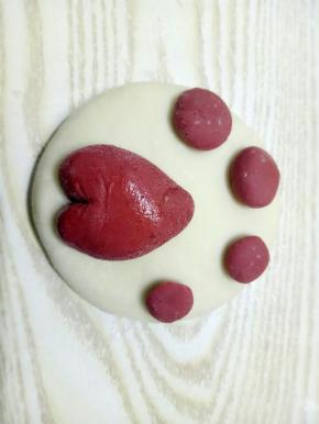 在揉四个小红点，都沾水贴在白面团上