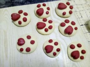 8个猫爪子就这样做好了，上锅静止20分钟进行二发