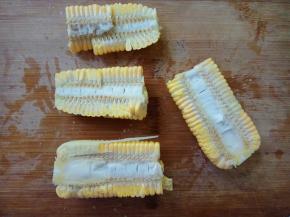 玉米洗净，一刀分四半。