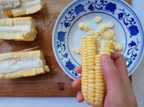 掰下玉米粒。