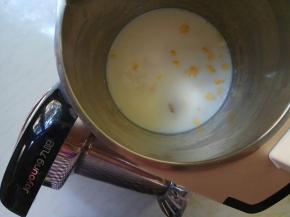 玉米、牛奶、水放入豆浆机中，至最低水位刻度线。