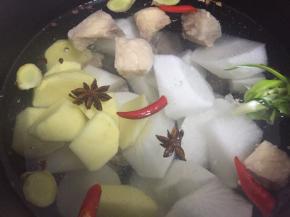 最后加入去皮切块的土豆。加盖，选择牛肉档（我用的高压电饭煲，有智能选项，选择相应档位即可，普通高压锅大约焖30-40分钟左右）