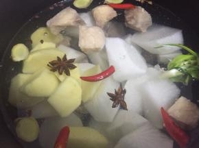 最后加入去皮切块的土豆。加盖，选择牛肉档（我用的高压电饭煲，有智能选项，选择相应档位即可，普通高压锅大约焖30-40分钟左右）