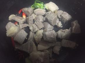 倒入冲洗干净的牛肉块
