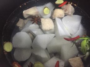 白萝卜去皮切块放入锅中，然后加入适量清水