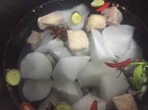 白萝卜去皮切块放入锅中，然后加入适量清水