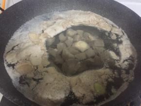 牛腩切小块，冷水入锅，放少许料酒，大火煮开绰浮沫，然后过冷水冲洗干净备用