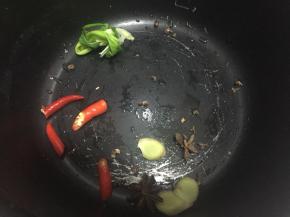 高压锅内放入辣椒、八角、花椒、姜、葱结