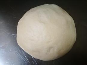 我分割了230克左右的面团出来，排气整圆形，这里不用醒发，直接擀成大圆形