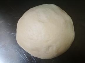 我分割了230克左右的面团出来，排气整圆形，这里不用醒发，直接擀成大圆形