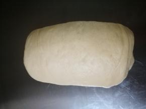 卷起，醒发面团到有之前的一倍大，醒发面团的时候一定要盖上保鲜膜