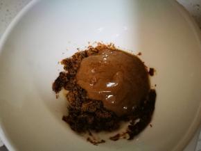 准备红糖和芝麻酱，芝麻酱如果太干，可以给点油调一下，千万不要给水，油也不要给太多，馅干一些好，不然烤出来面包内部会有空洞