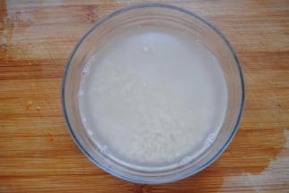 燕麦米淘洗干净，浸泡10分钟左右