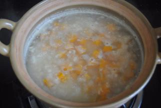 盖上锅盖煮沸后焖煮15分钟后加入加州葡萄干焖煮8-10分钟即可