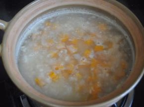 盖上锅盖煮沸后焖煮15分钟后加入加州葡萄干焖煮8-10分钟即可