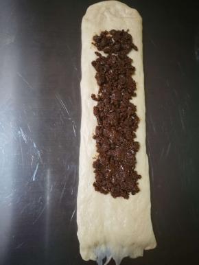 铺上酱，2 边留一些，不然烤出来的成品，酱漏出来不好看