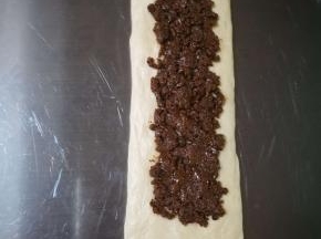 铺上酱，2 边留一些，不然烤出来的成品，酱漏出来不好看