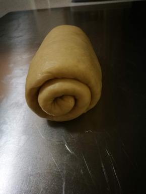 从上往下卷起 正好2.5圈，不要卷太紧，影响发酵