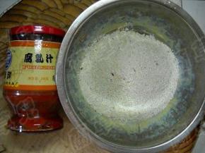 准备好玫瑰腐乳和自制蒸肉米粉。