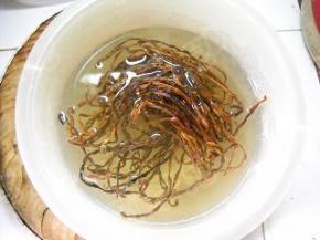 干豇豆用温水泡发。