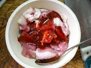 猪肉切厚片，加入玫瑰腐乳汁，拌匀。