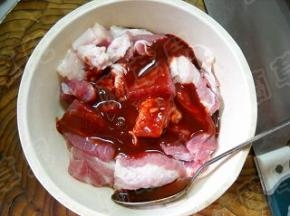 猪肉切厚片，加入玫瑰腐乳汁，拌匀。