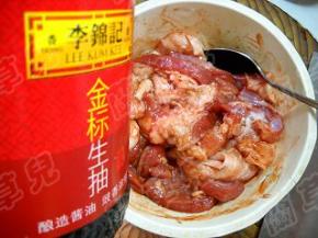 倒入少许生抽，调匀，腌制半小时。
