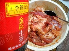 倒入少许生抽，调匀，腌制半小时。