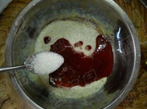 自制蒸肉粉倒入玫瑰腐乳汁，加少许白糖提味。