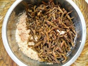 泡好的豇豆，洗净、切小段，倒入米粉中。