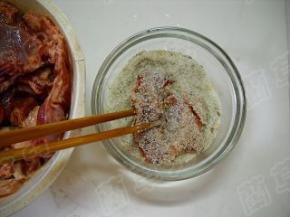 腐乳汁腌制好的肉片，逐块沾满蒸肉粉，码放在干豇豆上。