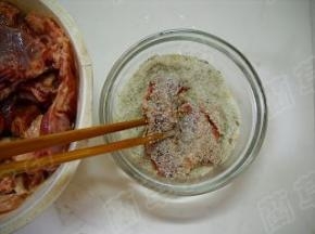 腐乳汁腌制好的肉片，逐块沾满蒸肉粉，码放在干豇豆上。