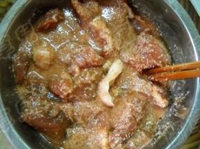 最后再淋上少许稀释的玫瑰腐乳汁。