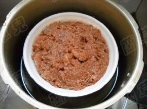 入压力锅锅，隔水蒸40分钟至熟。