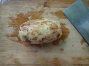 藕洗净去皮。