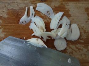 刀顺着藕竖向，削成薄片。这个切法和横切出来的味道就是不一样。大概万物都有它的纹理，破坏它的结构方式，做出来的味道就会不一样吧。